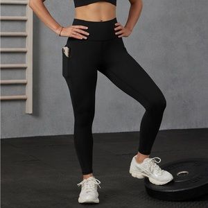 Fabletics Pure Luxe 7/8 length Black Legging w/Pockets Size Large